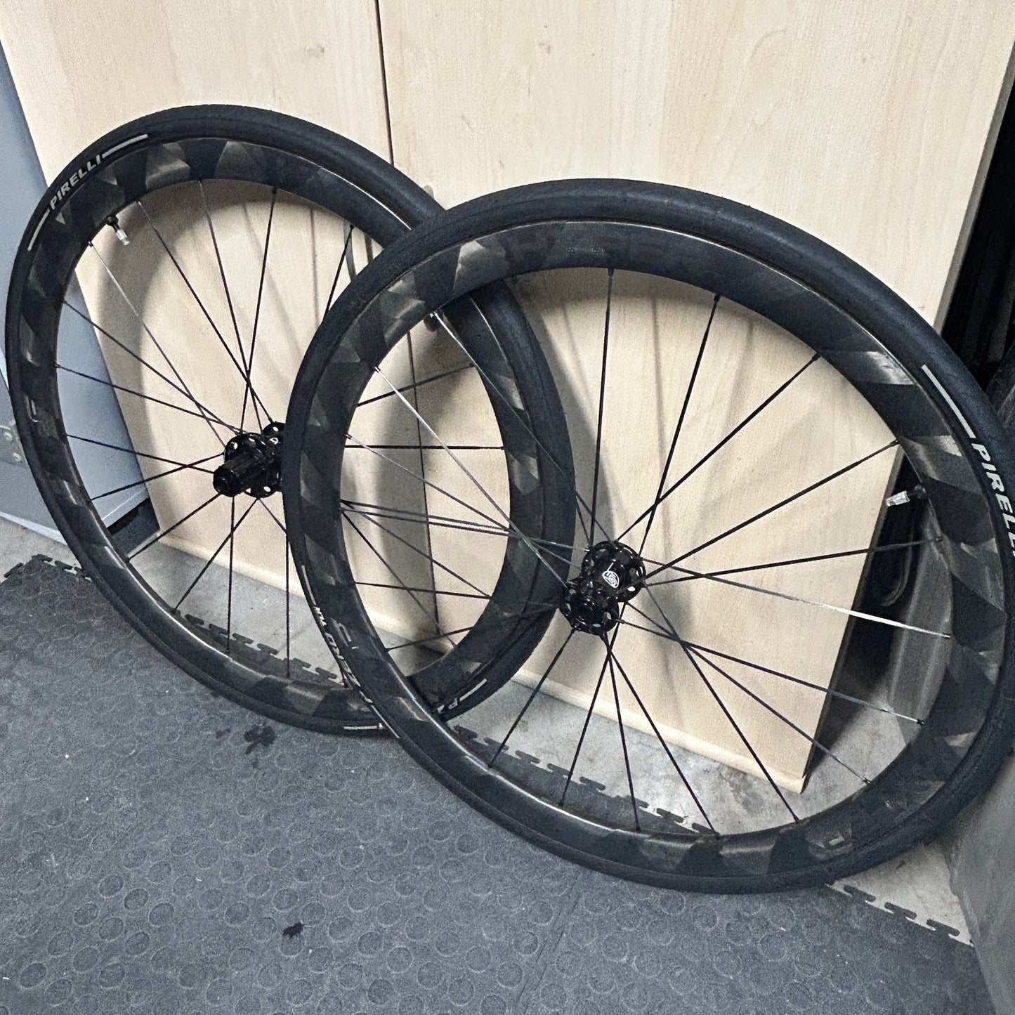 Lún HYPER D38 Disc Brake Wheelset + Pirelli 700x30 Tubeless Shimano